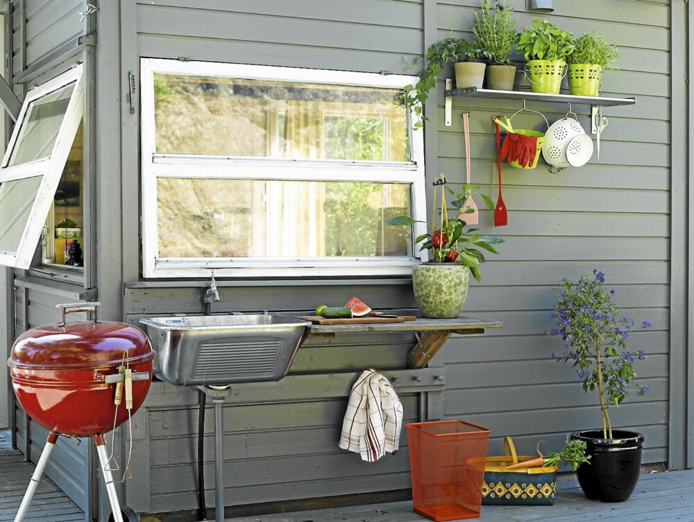 MAT I DET FRI: Det er deilig med utekjøkken på sommerhytta. Interiørarkitekten hjalp til med hyller og kroker til urter og redskaper. MAT I DET FRI: Det er deilig med utekjøkken på sommerhytta. Interiørarkitekten hjalp til med hyller og kroker til urter og redskaper.