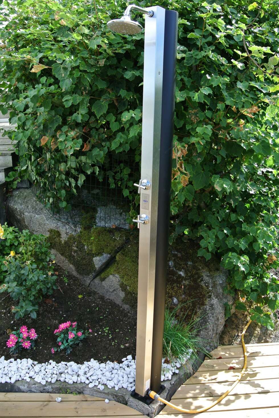 TIL HAGESLANGEN: Solar utedusj har en front kledd med rustfritt stål, og en svartlakkert aluminiumssylinder som rommer 30 liter. Den kobles rett på hageslange med vanlig gardenakobling. 9500 kroner, utedusj.no TIL HAGESLANGEN: Solar utedusj har en front kledd med rustfritt stål, og en svartlakkert aluminiumssylinder som rommer 30 liter. Den kobles rett på hageslange med vanlig gardenakobling. 9500 kroner, utedusj.no