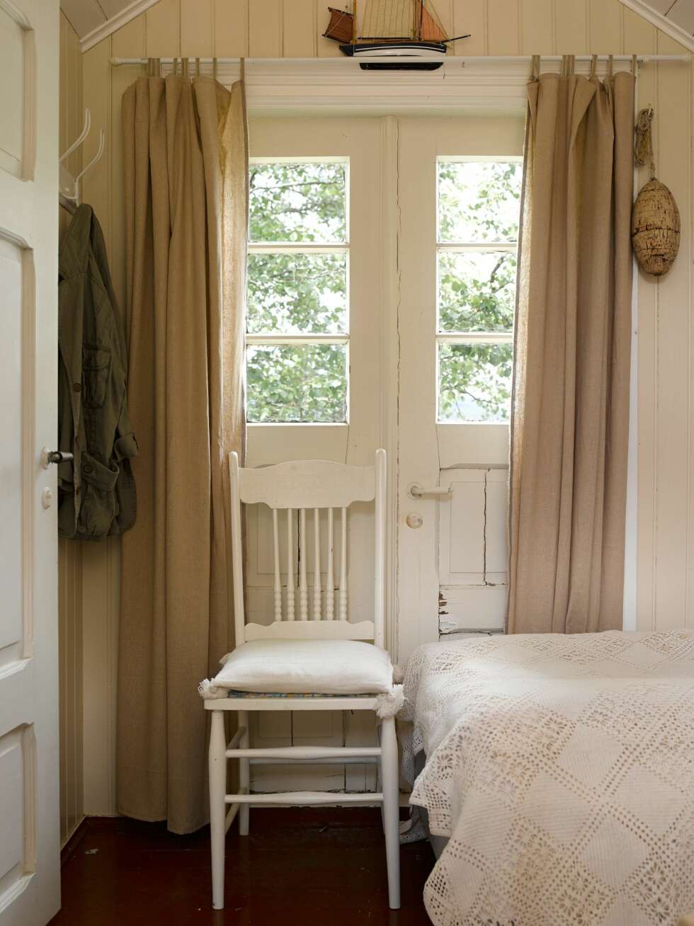 PÅ HEMSEN: Selv om det er lite der, rommer hemsen tre senger med plass til flere. Sengeteppet har farmor laget. Hun var sydame og broderte de flotteste duker og heklet mye. PÅ HEMSEN: Selv om det er lite der, rommer hemsen tre senger med plass til flere. Sengeteppet har farmor laget. Hun var sydame og broderte de flotteste duker og heklet mye.