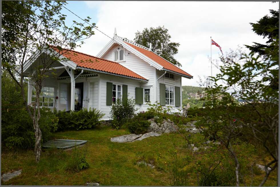 TO BYGNINGER: Hovedhuset består egentlig av to bygninger. Den lille delen er muligens bygget på slutten av 1800-tallet. Et bilde fra 1905 viser at hoveddelen var bygget da. Delen med to etasjer ble antagelig bygget på slutten av 1920-tallet. Uansett fungerer hytta godt for storfamilien i dag. TO BYGNINGER: Hovedhuset består egentlig av to bygninger. Den lille delen er muligens bygget på slutten av 1800-tallet. Et bilde fra 1905 viser at hoveddelen var bygget da. Delen med to etasjer ble antagelig bygget på slutten av 1920-tallet. Uansett fungerer hytta godt for storfamilien i dag.