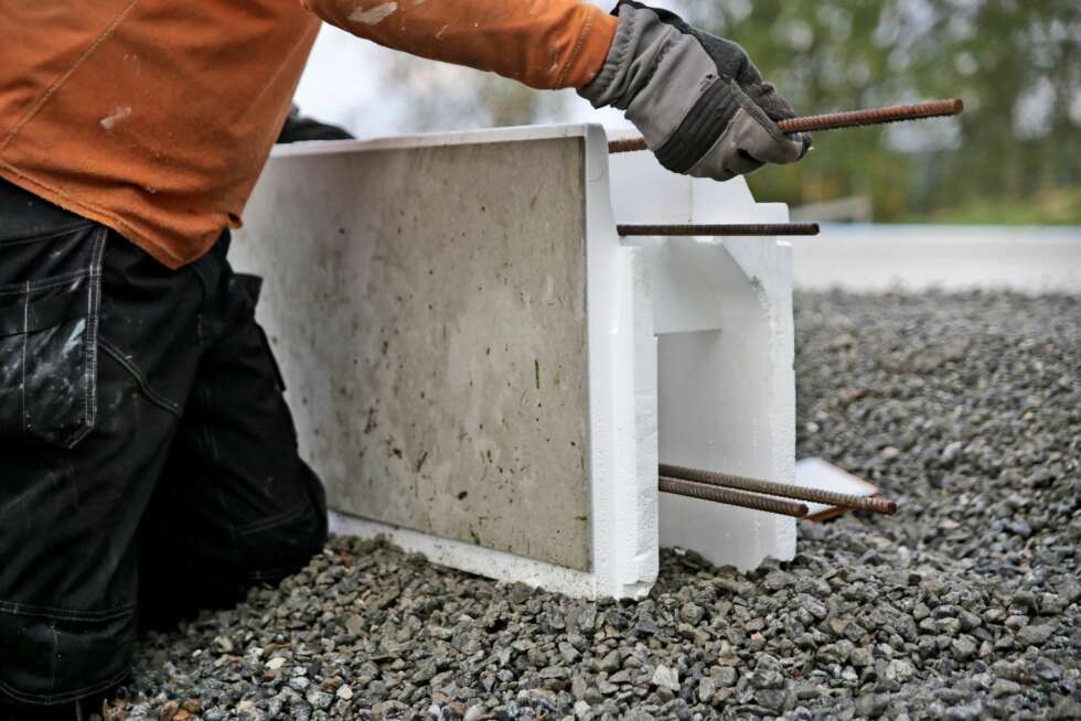 ELEMENT: Ferdig isolerte grunnmurselementer er lette å legge, og da får du en mur som er ferdig isolert og pusset på utsiden. ELEMENT: Ferdig isolerte grunnmurselementer er lette å legge, og da får du en mur som er ferdig isolert og pusset på utsiden.