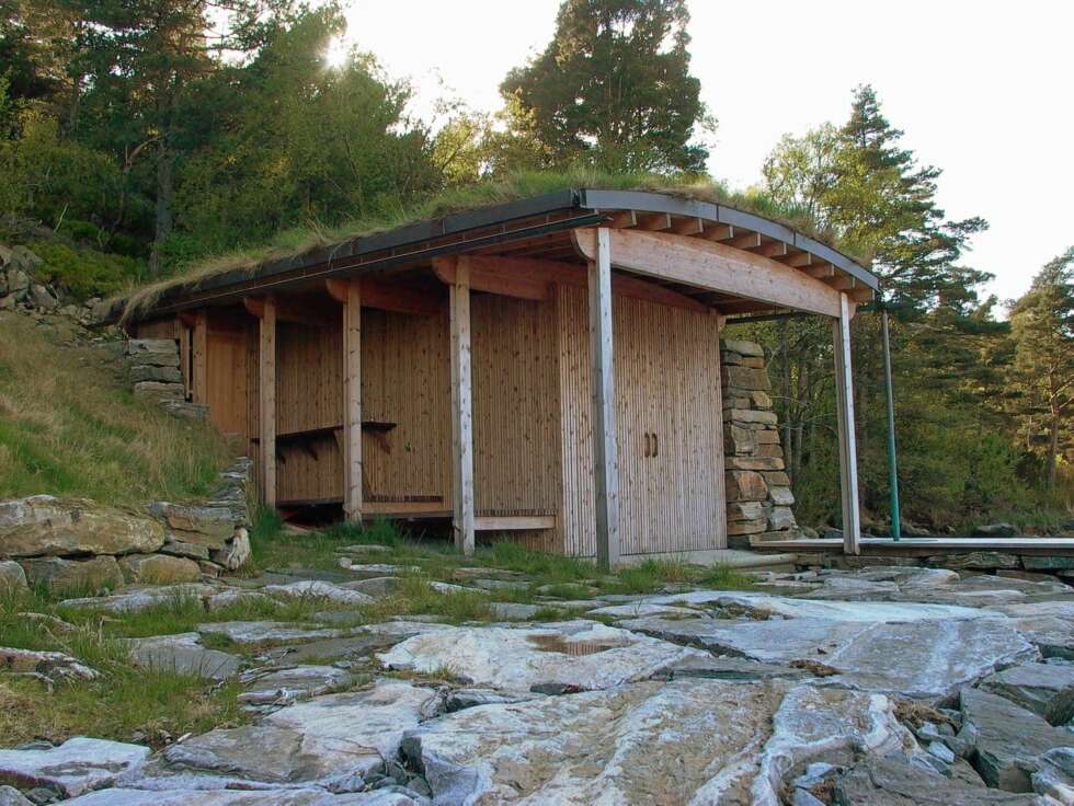 ET DISKRE HUS: Det meste av bygningen er lagt inn i bakken. På den ene langsiden har huset flere sitteplasser. ET DISKRE HUS: Det meste av bygningen er lagt inn i bakken. På den ene langsiden har huset flere sitteplasser.