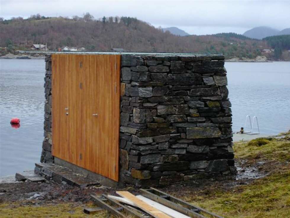 GLASSET TOPPER HUSET: Sjøboden på 3 kvadratmeter eller utstyrsskapet ved sjøen er også tegnet av Haga Grov arkitekter. Legg merke til det store glasstaket som slipper dagslyset til overalt inne i det lille steinhuset. GLASSET TOPPER HUSET: Sjøboden på 3 kvadratmeter eller utstyrsskapet ved sjøen er også tegnet av Haga Grov arkitekter. Legg merke til det store glasstaket som slipper dagslyset til overalt inne i det lille steinhuset.