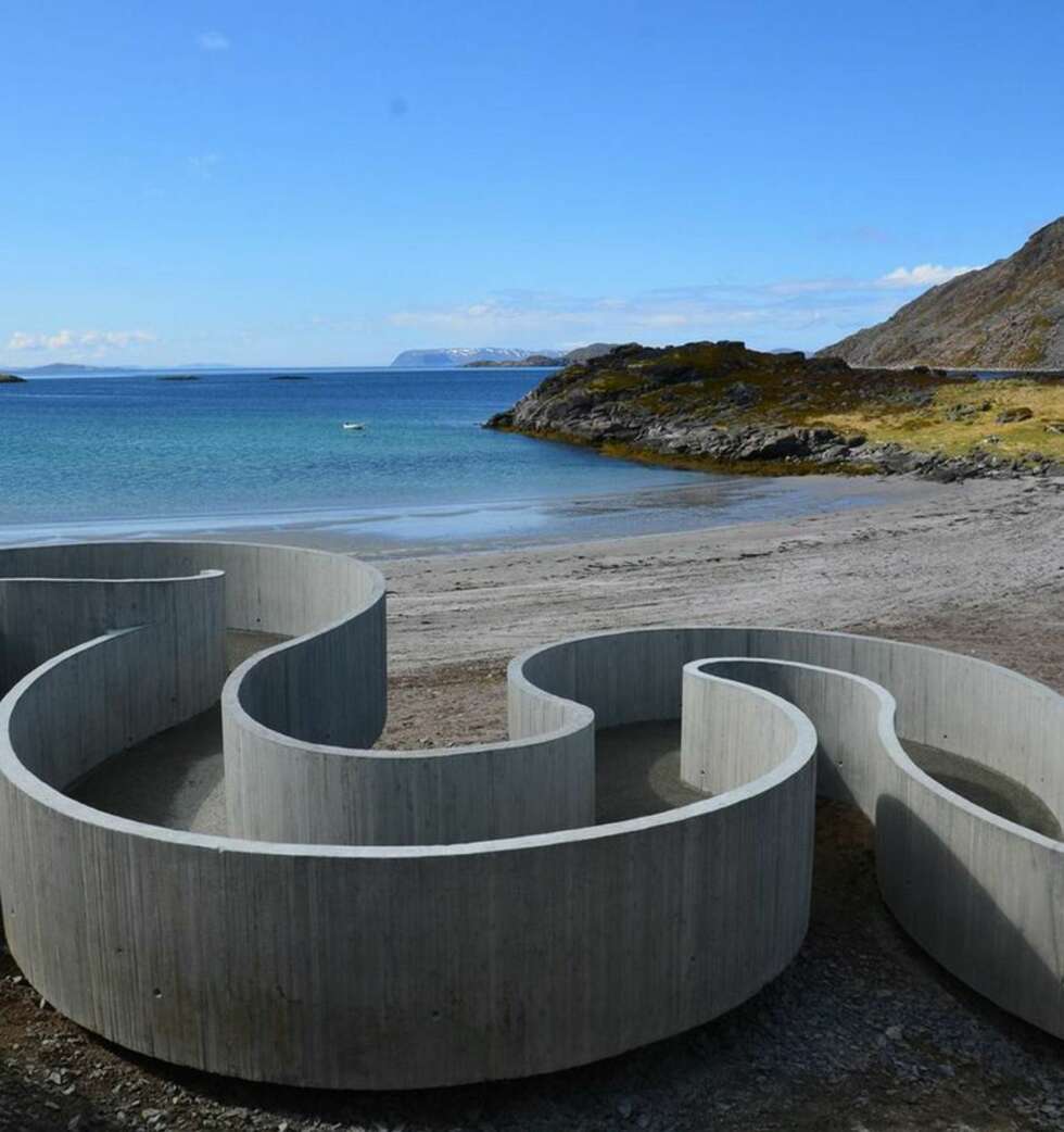 KREATIVT: Den gjeveste prisen, Betongtavlen 2013, gikk til Selvika rasteplass, Nasjonal turistveg Havøysund Selvika er en solrik bukt i Finnmark på veg til Havøysund. Et populært utfartssted i strandkanten med utsikt mot horisonten og havet i vest. Arkitekter er Reiulf Ramstad Arkitekter. Byggeteknikk er Dr. Techn. Kristoffer Apeland AS. Entreprenør: T. Johansen Drift AS. KREATIVT: Den gjeveste prisen, Betongtavlen 2013, gikk til Selvika rasteplass, Nasjonal turistveg Havøysund Selvika er en solrik bukt i Finnmark på veg til Havøysund. Et populært utfartssted i strandkanten med utsikt mot horisonten og havet i vest. Arkitekter er Reiulf Ramstad Arkitekter. Byggeteknikk er Dr. Techn. Kristoffer Apeland AS. Entreprenør: T. Johansen Drift AS.