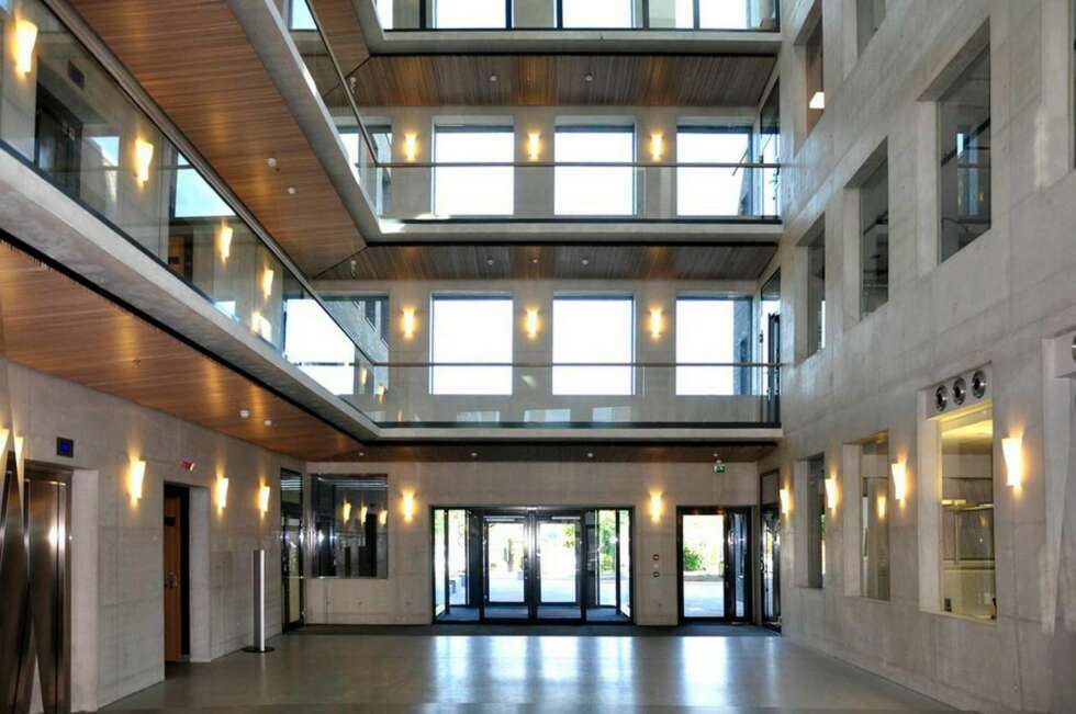 TUNG HEDER: Vækerøveien 3 i Oslo fikk skryt for de bærende innvendige veggskivekonstruksjonene i lys betong som er utført med en svært høy presisjon, særlig i den store adkomsthallen. Arkitekter er Arne Henriksen Arkitekter. Entreprenører er Vedal Entreprenør AS Stenseth & RS Entreprenør. Byggeteknikk: Seim og Hultgren AS. TUNG HEDER: Vækerøveien 3 i Oslo fikk skryt for de bærende innvendige veggskivekonstruksjonene i lys betong som er utført med en svært høy presisjon, særlig i den store adkomsthallen. Arkitekter er Arne Henriksen Arkitekter. Entreprenører er Vedal Entreprenør AS Stenseth & RS Entreprenør. Byggeteknikk: Seim og Hultgren AS.