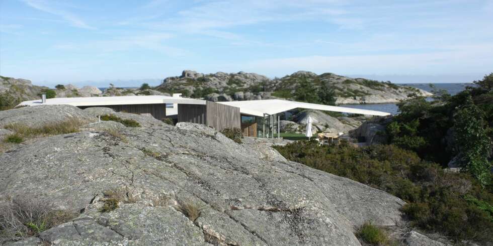 VAKKER VINGE: Det mest oppsiktsvekkende med hytta på Lyngholmen er det store taket som nærmest svever over hele byggevolumet som en dekkende vinge. VAKKER VINGE: Det mest oppsiktsvekkende med hytta på Lyngholmen er det store taket som nærmest svever over hele byggevolumet som en dekkende vinge.