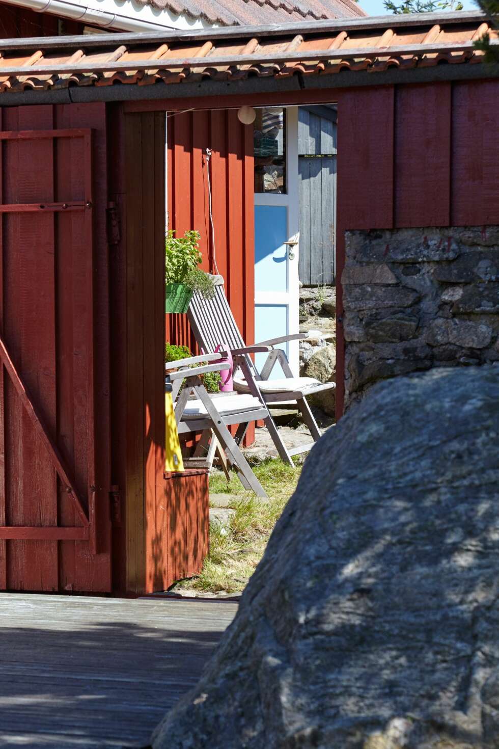 TILPASSET: Leveggen tar av for vinden fra nordvest, som står rett inn fra havet.
Den er tilpasset berget med mur og tre. TILPASSET: Leveggen tar av for vinden fra nordvest, som står rett inn fra havet.
Den er tilpasset berget med mur og tre.