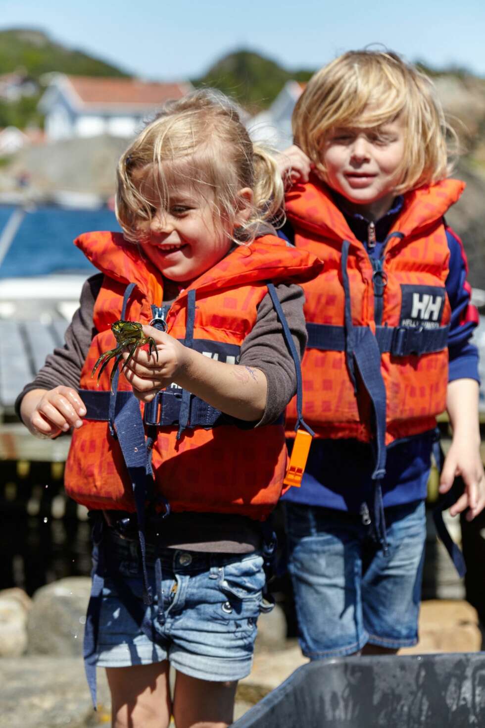GØY VED VANNET: Barna foretrekker langtrukne sørlandssomre fremfor å reise utenlands. Å fiske krabber er en favorittaktivitet. GØY VED VANNET: Barna foretrekker langtrukne sørlandssomre fremfor å reise utenlands. Å fiske krabber er en favorittaktivitet.