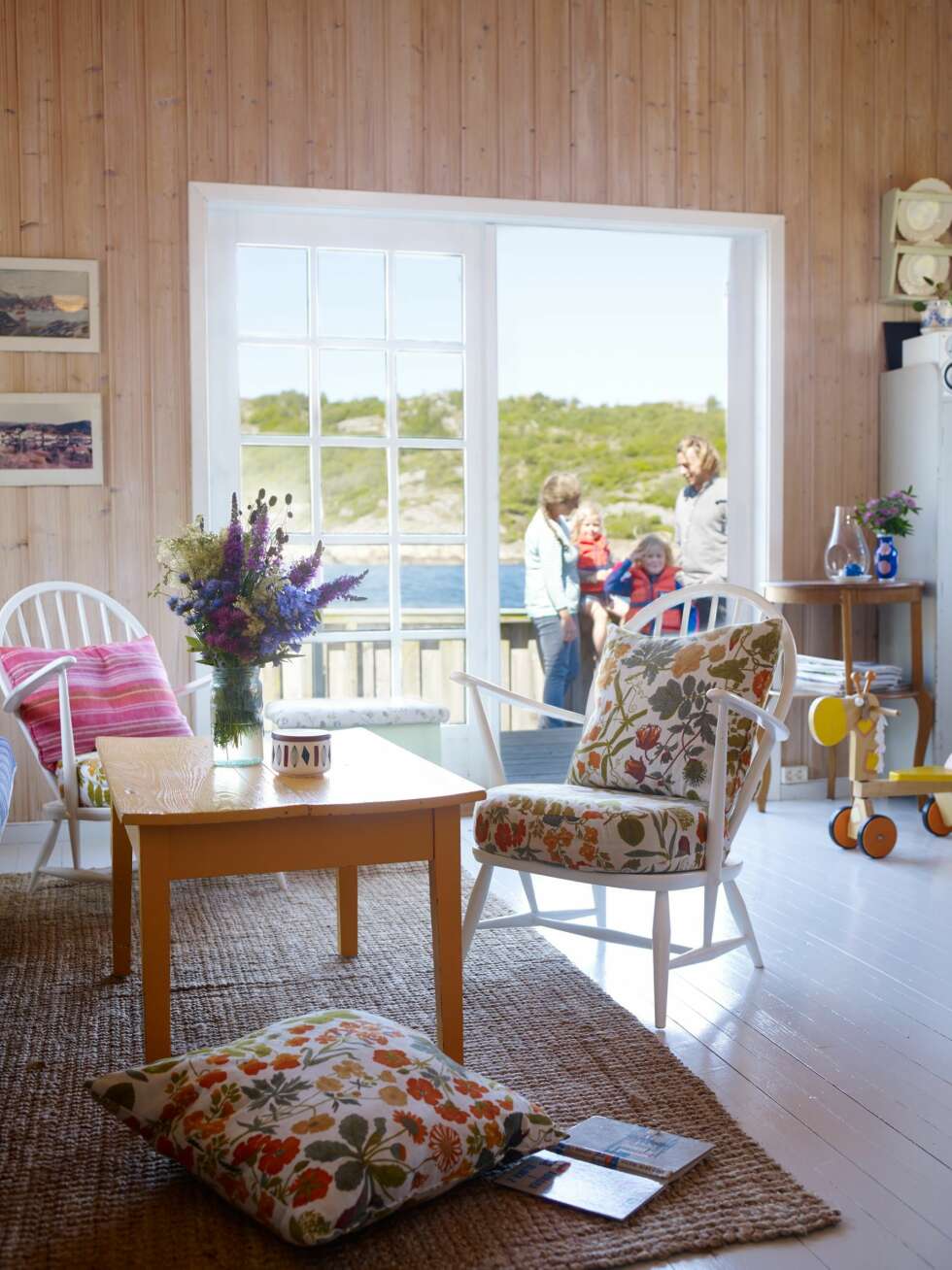 UT PÅ TERRASSEN: På vindfulle dager må døren holdes lukket, da kan vinden stå rett inn fra havet. På stille dager gjør den store terrassen på forsiden hytta større. UT PÅ TERRASSEN: På vindfulle dager må døren holdes lukket, da kan vinden stå rett inn fra havet. På stille dager gjør den store terrassen på forsiden hytta større.