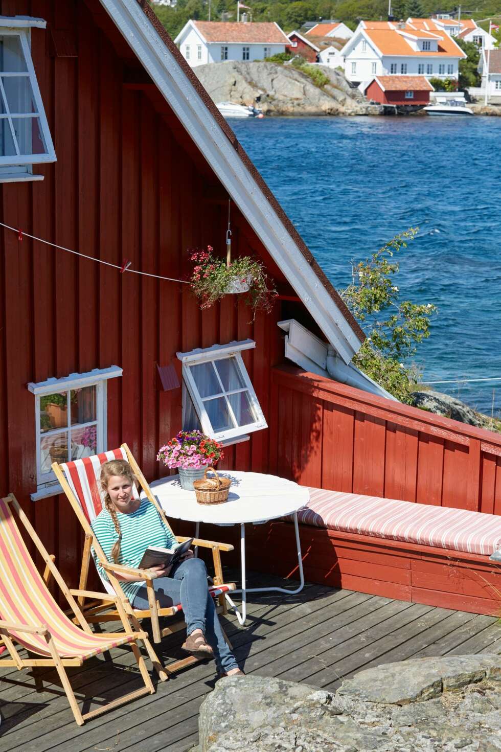 TIL FROKOST: Morgensola i øst gjør sitteplassen på baksiden til en naturlig frokostplass. Loshamn i bakgrunnen. TIL FROKOST: Morgensola i øst gjør sitteplassen på baksiden til en naturlig frokostplass. Loshamn i bakgrunnen.