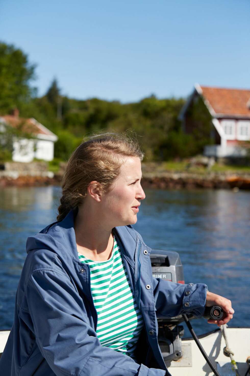 I BÅTEN: Eieren er i sitt ess når hun styrer båten over sundet mellom Loshamn og Sandøy.
Båtlivet bringer frem gode barndomsminner.
I BÅTEN: Eieren er i sitt ess når hun styrer båten over sundet mellom Loshamn og Sandøy.
Båtlivet bringer frem gode barndomsminner.