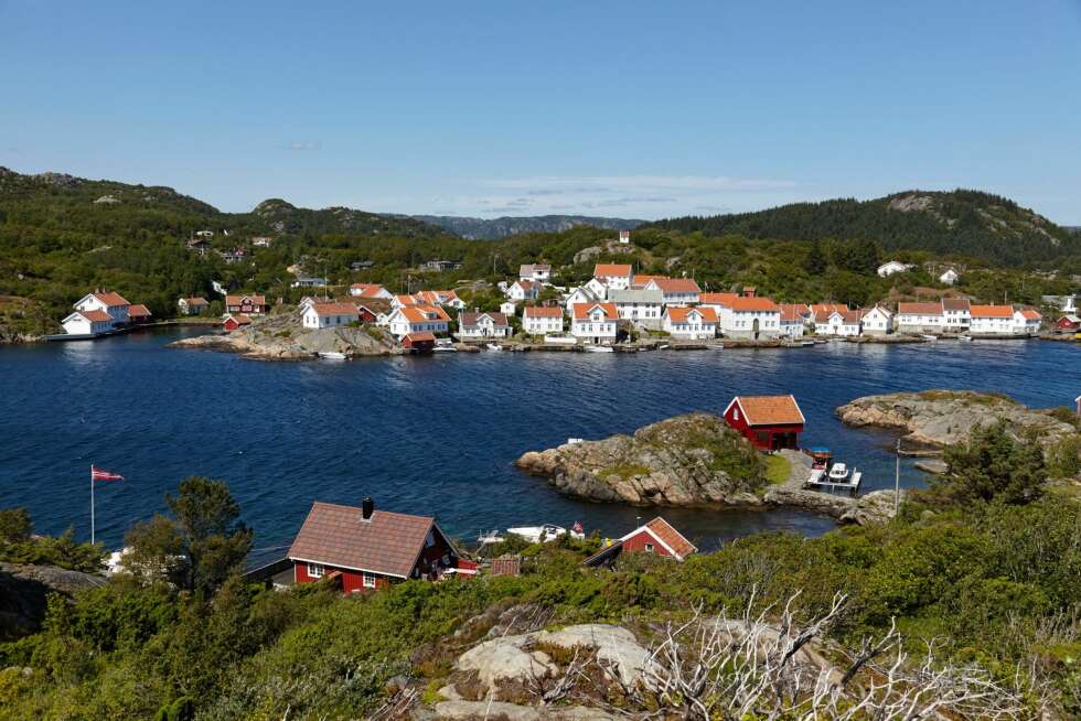 VED SJØEN: Fra toppen av Sandøy er det utsikt mot Loshavn. Og ved bunnen – en rødmalt sommer-
ferieidyll. Familien til eierens far er fra området. Oldemoren til eieren var lærerinne i Loshavn. VED SJØEN: Fra toppen av Sandøy er det utsikt mot Loshavn. Og ved bunnen – en rødmalt sommer-
ferieidyll. Familien til eierens far er fra området. Oldemoren til eieren var lærerinne i Loshavn.