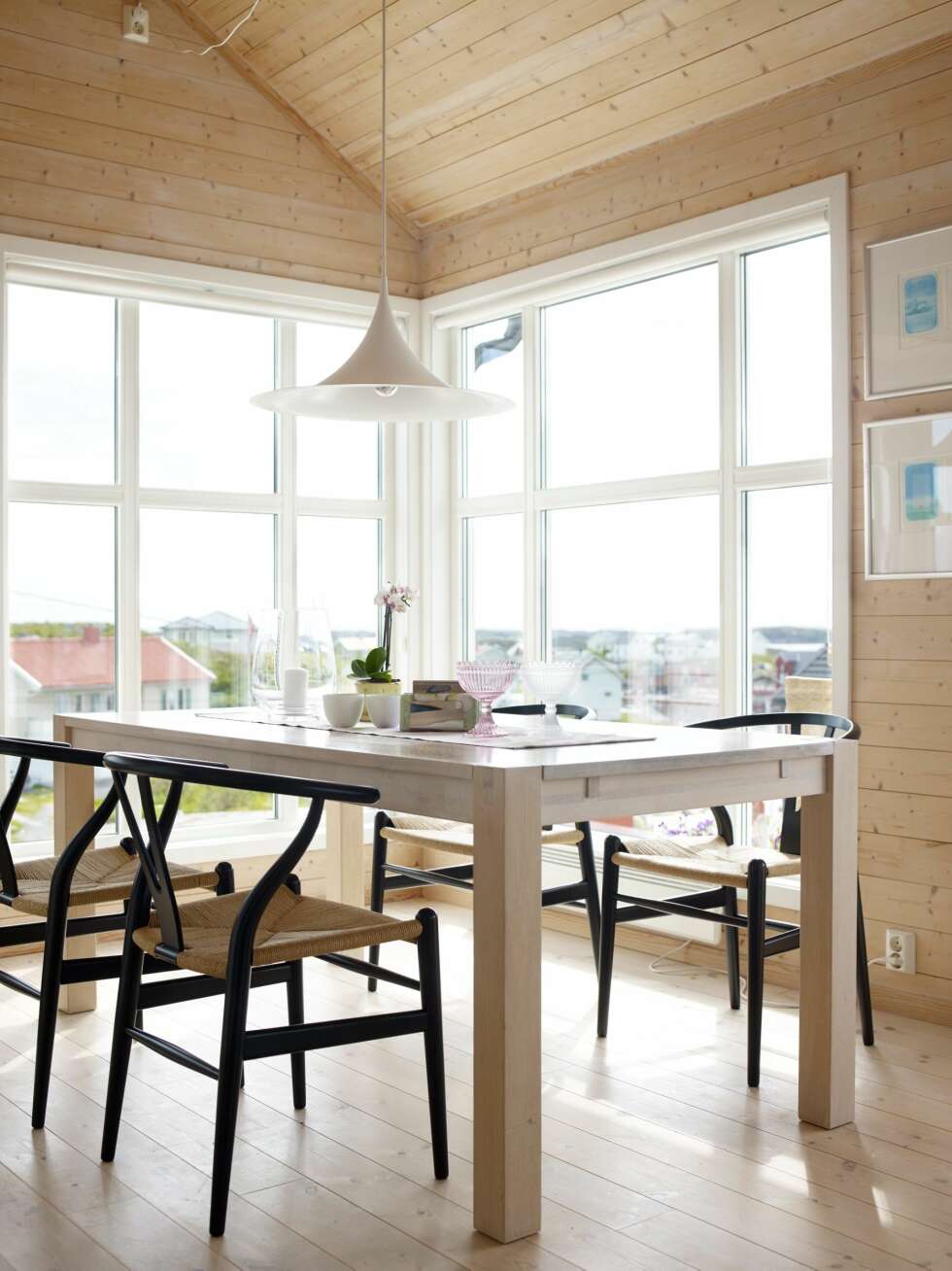 HØY HIMLING: Det er virkelig høyt under taket. Anne Karin samler ofte venner rundt bordet til krabbelag. Y-Stolene er designet av Wegner, kjøpt hos Berge Interiør. Pendel fra Rom til Rom. Spisebord fra Bohus. HØY HIMLING: Det er virkelig høyt under taket. Anne Karin samler ofte venner rundt bordet til krabbelag. Y-Stolene er designet av Wegner, kjøpt hos Berge Interiør. Pendel fra Rom til Rom. Spisebord fra Bohus.