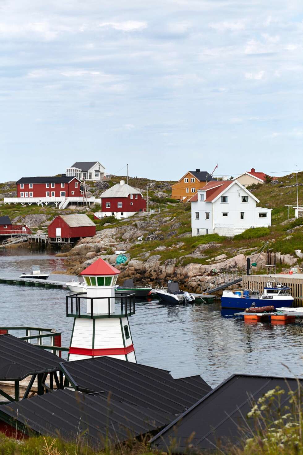 BOGØYVÆR: Bogøyvær er en øygruppe som ligger i Frøya kommune i Sør-Trøndelag, nordvest for øya Frøya. Den består av de to øyene Bogøya og Smaløya, som er knyttet til hverandre med hengebro. BOGØYVÆR: Bogøyvær er en øygruppe som ligger i Frøya kommune i Sør-Trøndelag, nordvest for øya Frøya. Den består av de to øyene Bogøya og Smaløya, som er knyttet til hverandre med hengebro.