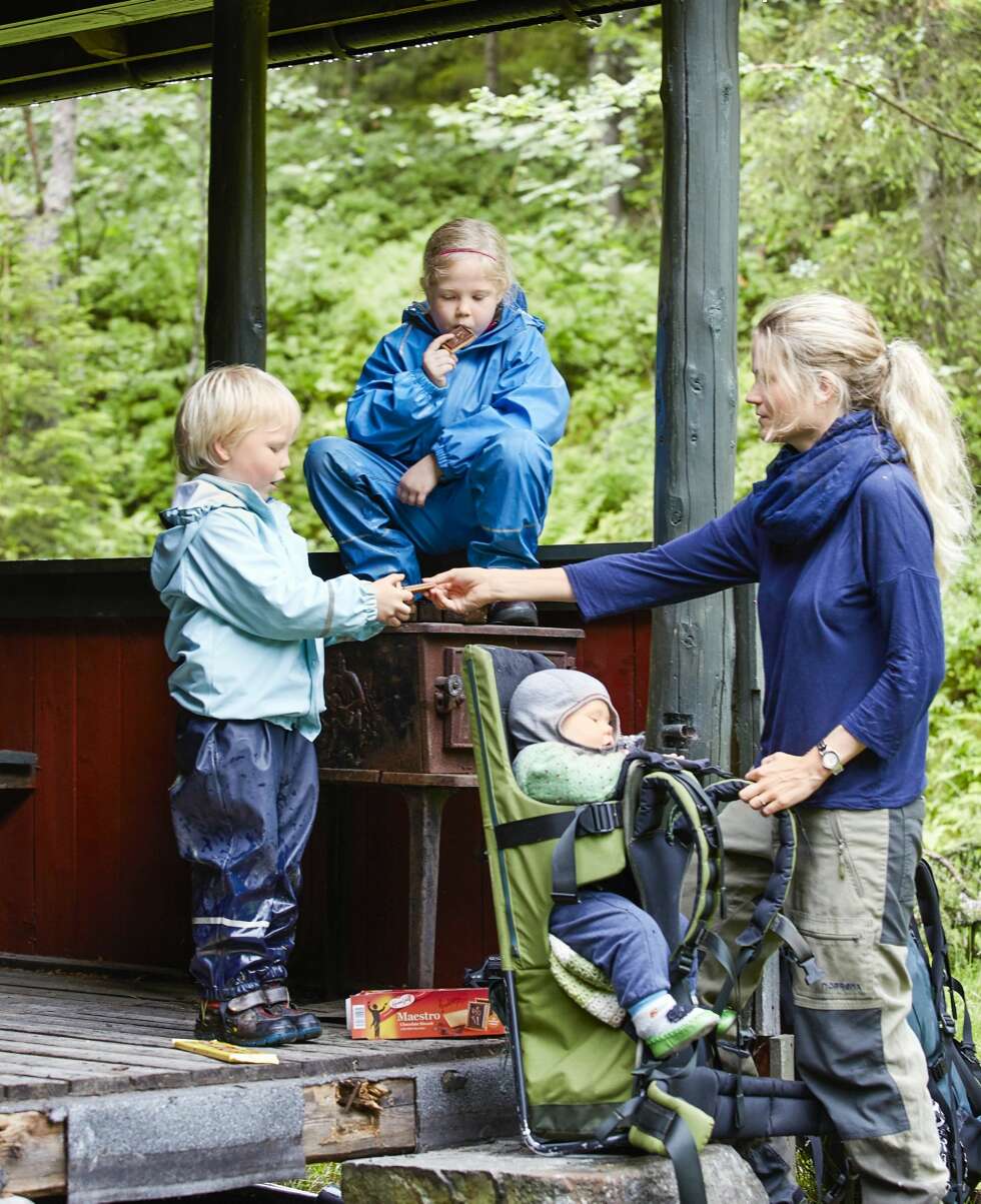 MATPAUSE: Med faste innlagte matpauser, går turen opp til hytta som en lek. Her får Naomi og Boas kjeks som mamma Ingunn alltid har med på hyttetur. (FOTO: Sveinung Bråthen) MATPAUSE: Med faste innlagte matpauser, går turen opp til hytta som en lek. Her får Naomi og Boas kjeks som mamma Ingunn alltid har med på hyttetur. (FOTO: Sveinung Bråthen)