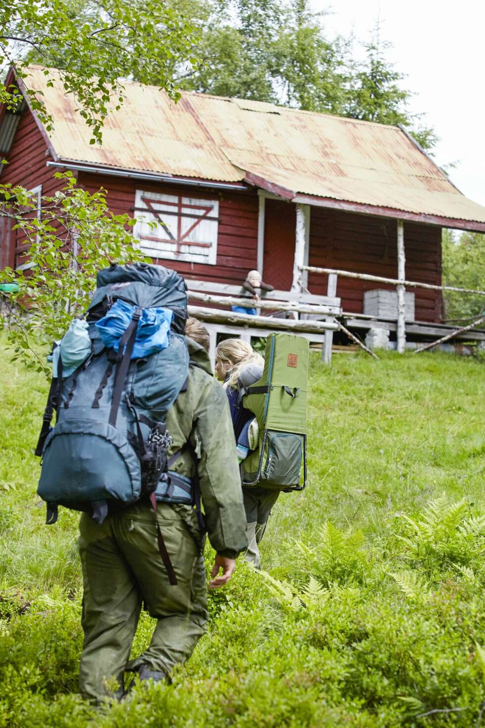 ENDELIG FREMME: «I skogen langt borte blant dalar og fjell, der ligger min hytte og der er jeg så sæl …». Det er blitt en fast tradisjon å synge denne sangstrofen når familien ankommer hytta. (FOTO: Sveinung Bråthen) ENDELIG FREMME: «I skogen langt borte blant dalar og fjell, der ligger min hytte og der er jeg så sæl …». Det er blitt en fast tradisjon å synge denne sangstrofen når familien ankommer hytta. (FOTO: Sveinung Bråthen)
