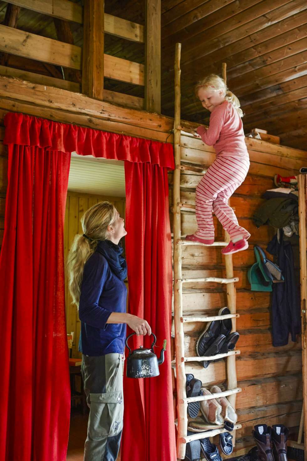 BARNAS HEMS: Hemsen er barnas område. Stigen ble laget av oldefaren til Gunnar like etter at han utvidet den vesle koia i 1924. Stigen er satt sammen av bjørk som sto rundt hytta. (FOTO: Sveinung Bråthen) BARNAS HEMS: Hemsen er barnas område. Stigen ble laget av oldefaren til Gunnar like etter at han utvidet den vesle koia i 1924. Stigen er satt sammen av bjørk som sto rundt hytta. (FOTO: Sveinung Bråthen)