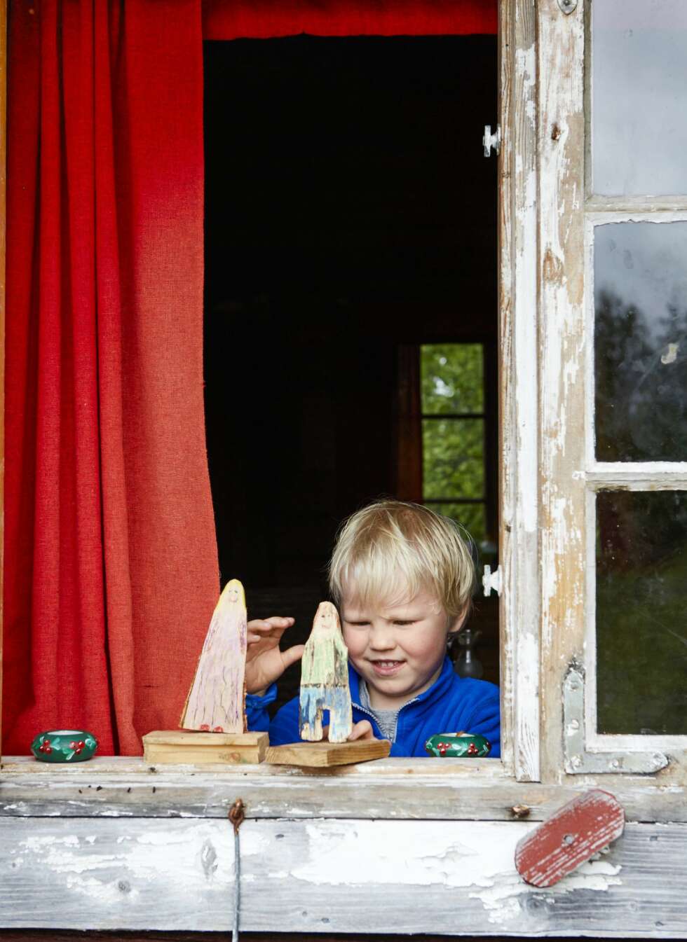GJENSYNSGLEDE: Trefigurene, som pappa Gunnar har laget til Boas, gir gjensynsglede. (FOTO: Sveinung Bråthen) GJENSYNSGLEDE: Trefigurene, som pappa Gunnar har laget til Boas, gir gjensynsglede. (FOTO: Sveinung Bråthen)