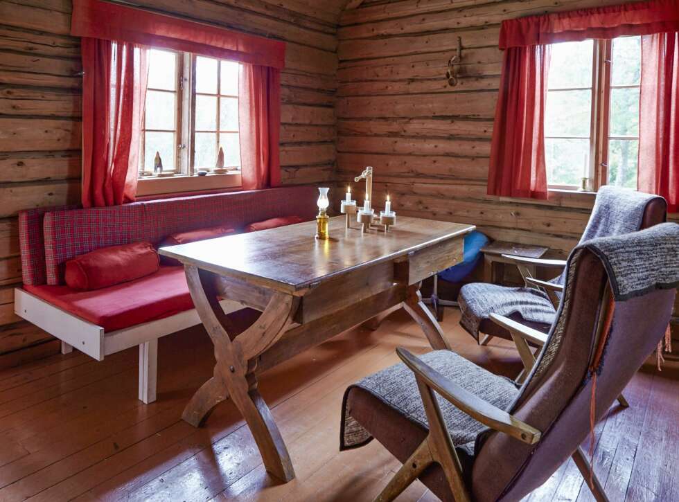 ENKELT: Sofaen i stua brukes også som seng. Det er her at måltidene inntas dersom det er dårlig vær ute. (FOTO: Sveinung Bråthen) ENKELT: Sofaen i stua brukes også som seng. Det er her at måltidene inntas dersom det er dårlig vær ute. (FOTO: Sveinung Bråthen)
