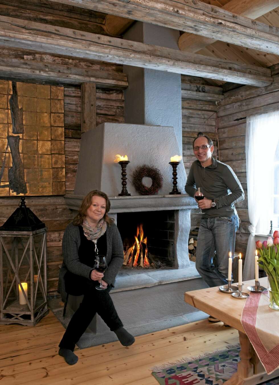 HUNDREVIS AV ARBEIDSTIMER: Kjell Ivar Smedbøl og Rikke Borge Andersen har brukt hundrevis av arbeidstimer på hytta. Men de har fått lønn for strevet: En 85 kvadratmeters imponerende laftet drømmehytte. Peisen har de forøvrig tegnet selv og det var en hyttenabo som satte opp. HUNDREVIS AV ARBEIDSTIMER: Kjell Ivar Smedbøl og Rikke Borge Andersen har brukt hundrevis av arbeidstimer på hytta. Men de har fått lønn for strevet: En 85 kvadratmeters imponerende laftet drømmehytte. Peisen har de forøvrig tegnet selv og det var en hyttenabo som satte opp.