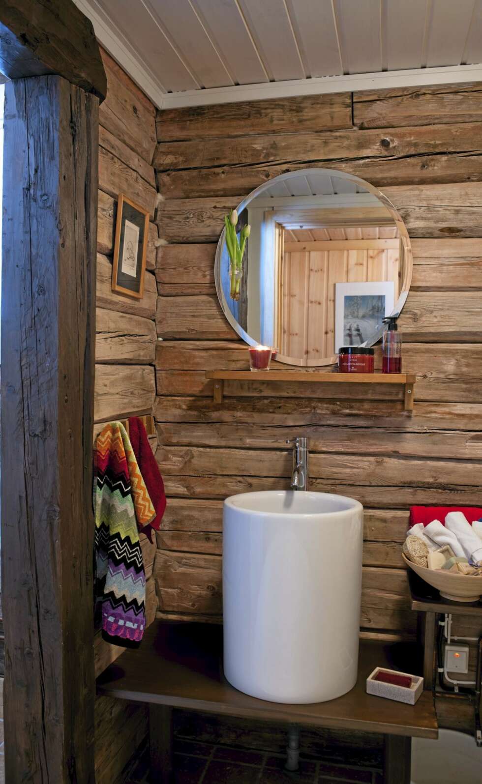SPENNENDE VALG: Badet er en lekker blanding av tradisjonelt hytteinteriør, og moderne baderomsinnredning. Vasken i sylinderformet fasong er den mest iøynefallende. En tysk ateliervask fra Kauco som er original i hyttesammenheng. SPENNENDE VALG: Badet er en lekker blanding av tradisjonelt hytteinteriør, og moderne baderomsinnredning. Vasken i sylinderformet fasong er den mest iøynefallende. En tysk ateliervask fra Kauco som er original i hyttesammenheng.
