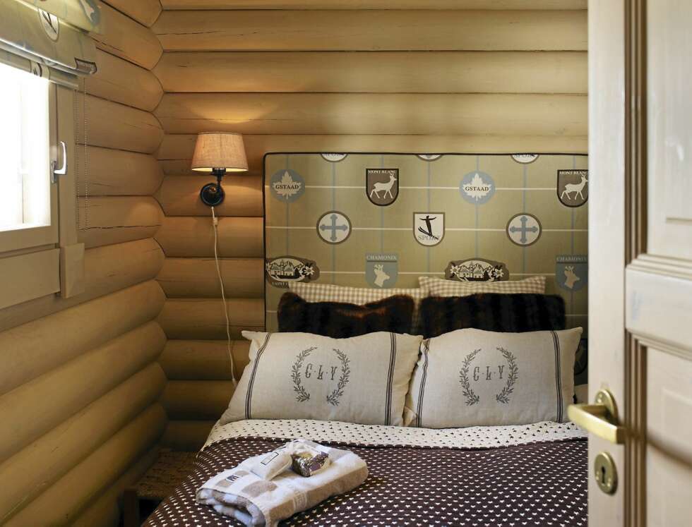 TEMA: Temaet i dette soverommet er hentet fra vintersportsstedet Chamonix. Stoffet til gavlen og sengetøyet er kjøpt på Bjørnehiet Interiør i Trysil, mens sengene kommer fra Ikea. TEMA: Temaet i dette soverommet er hentet fra vintersportsstedet Chamonix. Stoffet til gavlen og sengetøyet er kjøpt på Bjørnehiet Interiør i Trysil, mens sengene kommer fra Ikea.