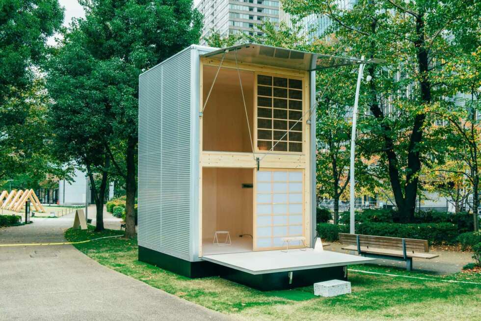 ALUMINIUM: Muji hytta er lett å flytte rundt takket være materialet det er bygget i- aluminium. Målene er: 3×3.3×4.5 meter. Denne hytta er uten vann og strøm og er kun ment som et rom til å oppholde seg i. Det kan for eksempel brukes som et atelier. ALUMINIUM: Muji hytta er lett å flytte rundt takket være materialet det er bygget i- aluminium. Målene er: 3×3.3×4.5 meter. Denne hytta er uten vann og strøm og er kun ment som et rom til å oppholde seg i. Det kan for eksempel brukes som et atelier.