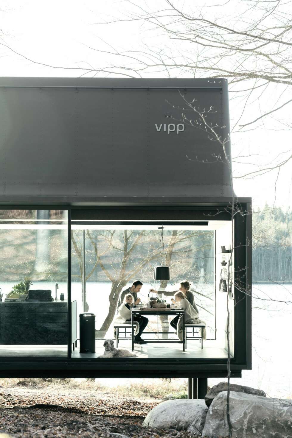 Vipp ønsket å lage et tilfluktssted ribbet ned til det mest nødvendige: et kjøkken, bad og et område for avslapning. Vipp ønsket å lage et tilfluktssted ribbet ned til det mest nødvendige: et kjøkken, bad og et område for avslapning.