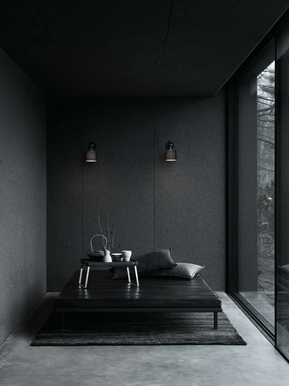 AKKURAT NOK: Den lille stuen består av en Vipp daybed og skyvedører i glass. AKKURAT NOK: Den lille stuen består av en Vipp daybed og skyvedører i glass.