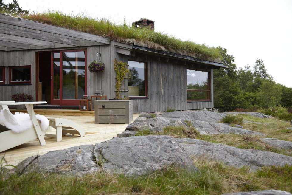NATURTOMT: Panelet flyter nesten umerkelig over i de gamle svabergene fra da havet sto høyere. De nye terrassebordene grånes med tiden. NATURTOMT: Panelet flyter nesten umerkelig over i de gamle svabergene fra da havet sto høyere. De nye terrassebordene grånes med tiden.