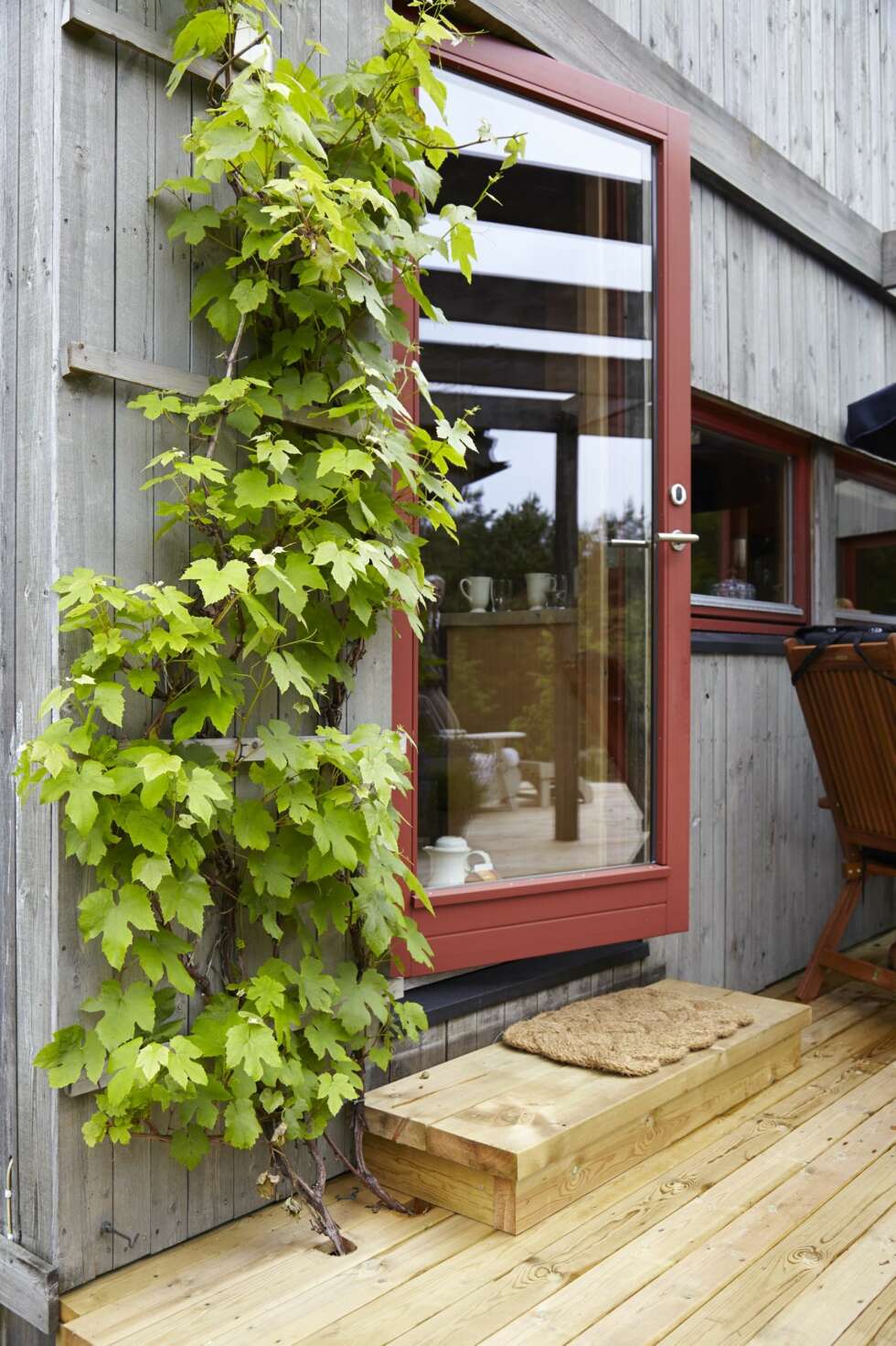 LUFTER: Egentlig er døren som går inn til kjøkkenet hyttas inngangsdør, men skyvedøren til stuen (bildet nederst t.h. på motstående side) blir også mye brukt som inngang. LUFTER: Egentlig er døren som går inn til kjøkkenet hyttas inngangsdør, men skyvedøren til stuen (bildet nederst t.h. på motstående side) blir også mye brukt som inngang.