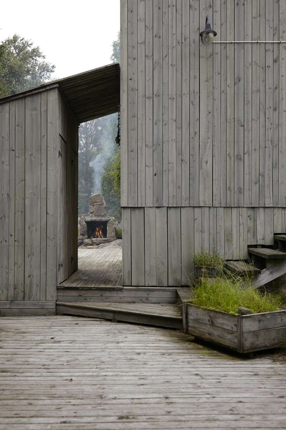 SPENNENDE VINKLER: At barna elsker å springe rundt på hytta er forståelig. Til og med voksne lar seg friste til å leke gjemsel her. Trappen er bygget inn i veggen. SPENNENDE VINKLER: At barna elsker å springe rundt på hytta er forståelig. Til og med voksne lar seg friste til å leke gjemsel her. Trappen er bygget inn i veggen.
