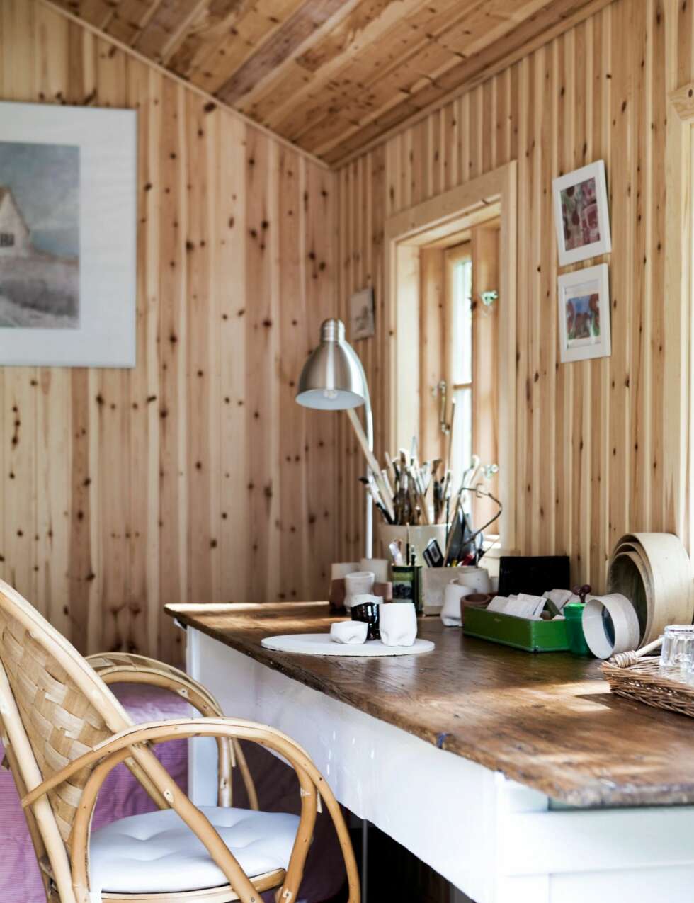 ARBEIDSBORD: Det franske langbordet er smalt og langt, og passet derfor godt til det lille annekset. Det neste prosjektet er å male alle veggene i annekset hvite. ARBEIDSBORD: Det franske langbordet er smalt og langt, og passet derfor godt til det lille annekset. Det neste prosjektet er å male alle veggene i annekset hvite.