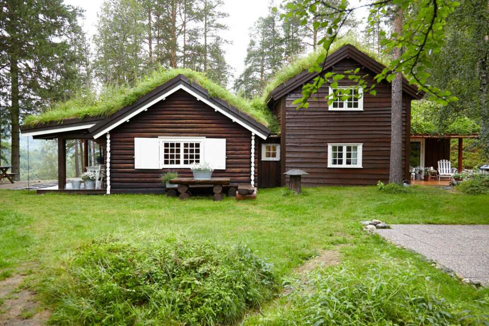 NYTT TILBYGG: Gammel laftet hytte med arkitekttegnede tilbygg. Utvendig kledning er laftet tømmer, stående og liggende villmarkspanel. Taket er torv fra nærmiljøet Gulvet er exclusiv tregolv heltre 25x125 oljet med naturell brun. Kjøkkenet Tidaholm kjøkkeninnredning fra Ikea i heltre eik, malt egghvit. NYTT TILBYGG: Gammel laftet hytte med arkitekttegnede tilbygg. Utvendig kledning er laftet tømmer, stående og liggende villmarkspanel. Taket er torv fra nærmiljøet Gulvet er exclusiv tregolv heltre 25x125 oljet med naturell brun. Kjøkkenet Tidaholm kjøkkeninnredning fra Ikea i heltre eik, malt egghvit.