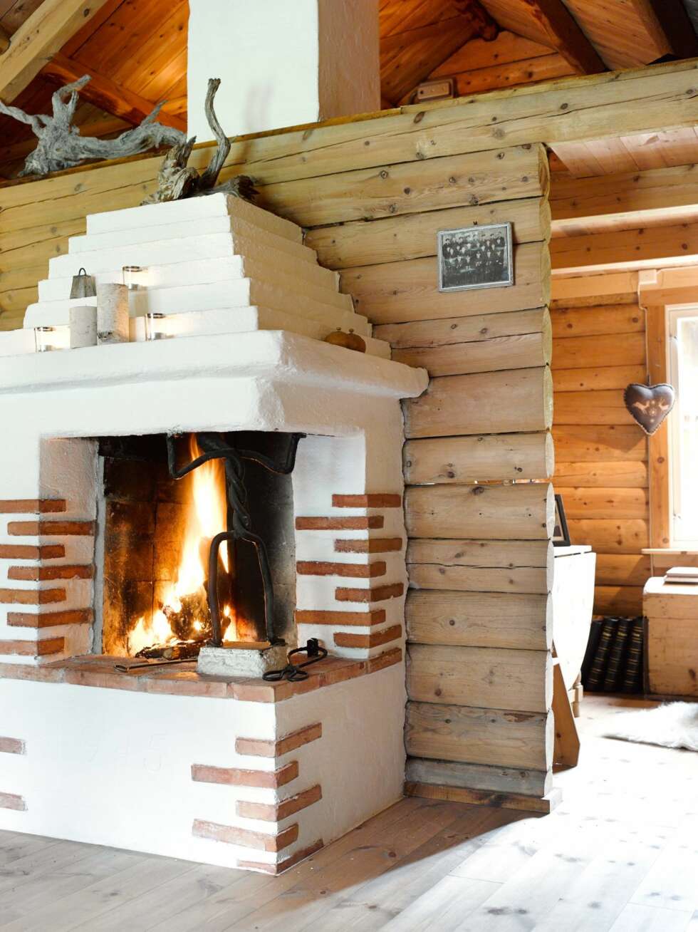 LEVENDE FLAMMER: Den store peisen, kombinert med peisovnen, gir godt med varme når kulda setter inn. Bente og Tore feiret sin første jul på hytta i fjor, og da var det ekstra koselig med fyr på peisen. LEVENDE FLAMMER: Den store peisen, kombinert med peisovnen, gir godt med varme når kulda setter inn. Bente og Tore feiret sin første jul på hytta i fjor, og da var det ekstra koselig med fyr på peisen.