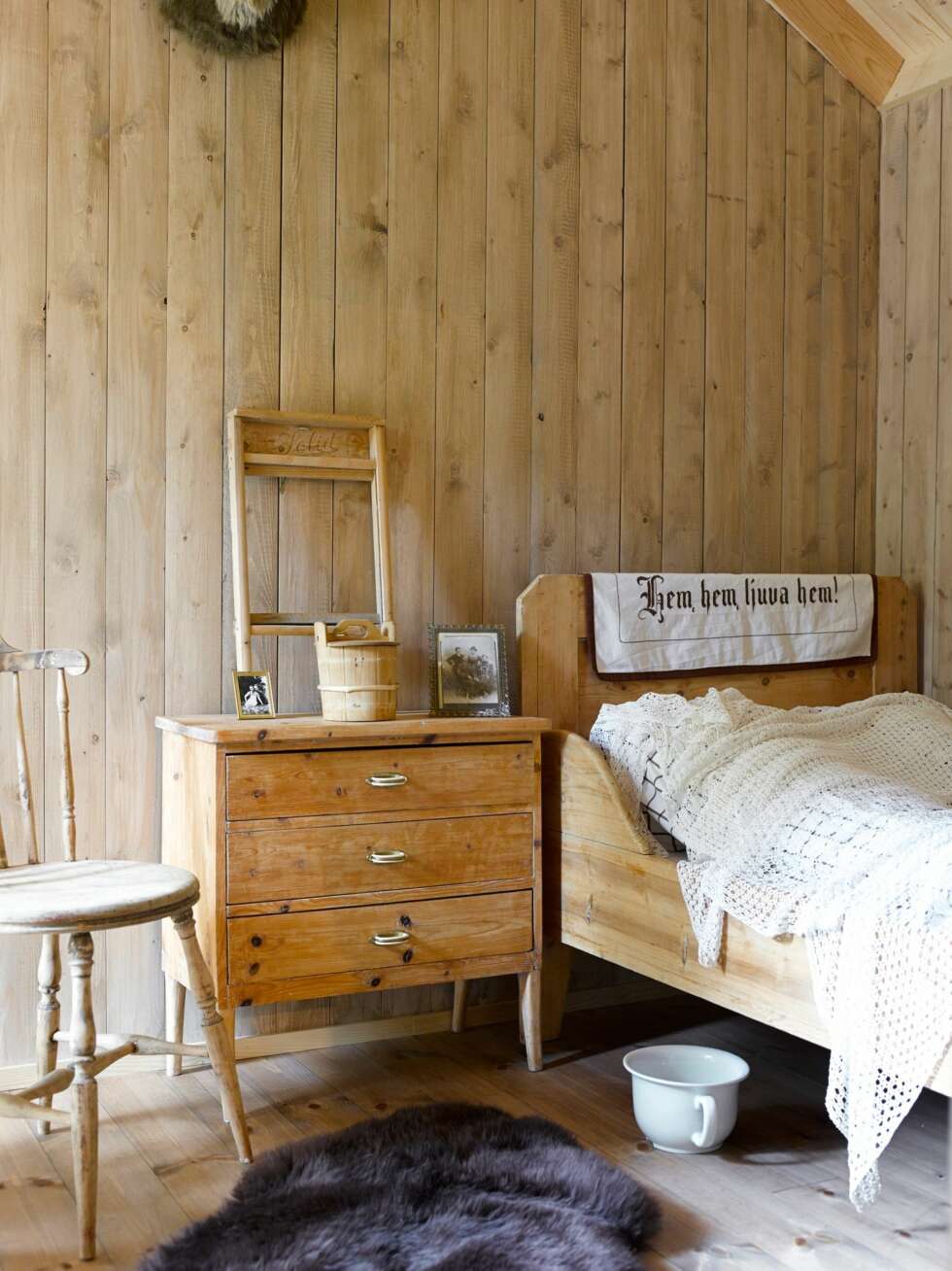 NOSTALGISK JENTEROM: Den gamle sengen er Bentes oldeforeldres ekteseng. Nå er det datteren til Bente som bruker den. Kommoden har bestefaren til Bente laget, og den har vært både lakket og malt tidligere. NOSTALGISK JENTEROM: Den gamle sengen er Bentes oldeforeldres ekteseng. Nå er det datteren til Bente som bruker den. Kommoden har bestefaren til Bente laget, og den har vært både lakket og malt tidligere.
