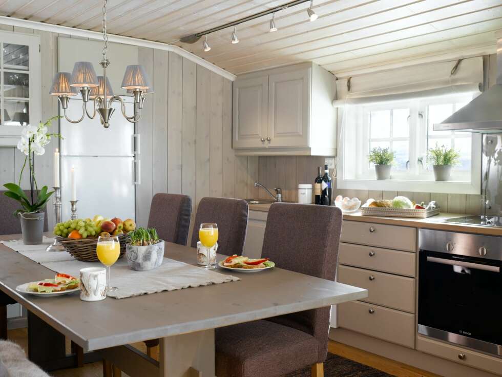 SOM NYTT: De gamle veggene på denne hytta ble nye og lyse med dekorvoks fra Osmo. Trestrukturen får skinne gjennom og gir et levende spill til veggene. SOM NYTT: De gamle veggene på denne hytta ble nye og lyse med dekorvoks fra Osmo. Trestrukturen får skinne gjennom og gir et levende spill til veggene.