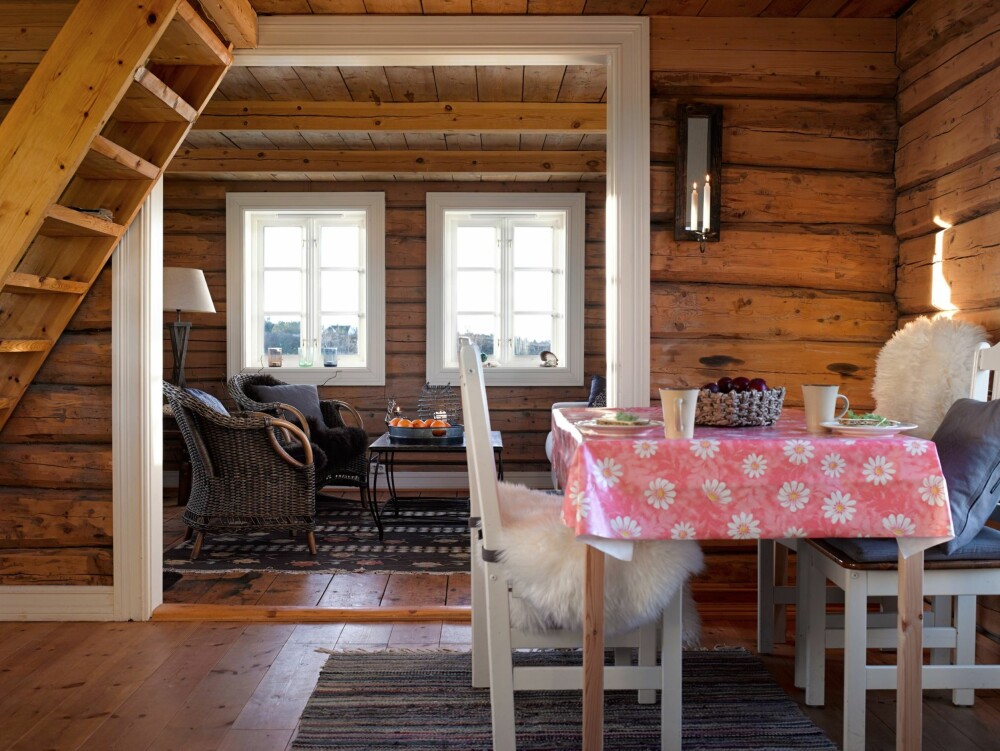 Mellomrommet: Rommet mellom kjøkkenet og stuen blir
brukt til en hyggelig spisekrok. Herfra er det utsikt mot hav og
himmel. Hvite karmer er med på å fremheve tømmerveggene. Foto: Per Erik Jæger Mellomrommet: Rommet mellom kjøkkenet og stuen blir
brukt til en hyggelig spisekrok. Herfra er det utsikt mot hav og
himmel. Hvite karmer er med på å fremheve tømmerveggene. Foto: Per Erik Jæger