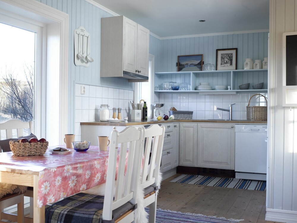 Gjennomlys: Når ytterdøren
åpnes, ser man rett gjennom
glassdøren ved spisebordet.
Gjennomlyset gir en fin glød i
det mørke tømmeret. Blåfargen
var slik også i 1930. Foto: Per Erik Jæger Gjennomlys: Når ytterdøren
åpnes, ser man rett gjennom
glassdøren ved spisebordet.
Gjennomlyset gir en fin glød i
det mørke tømmeret. Blåfargen
var slik også i 1930. Foto: Per Erik Jæger
