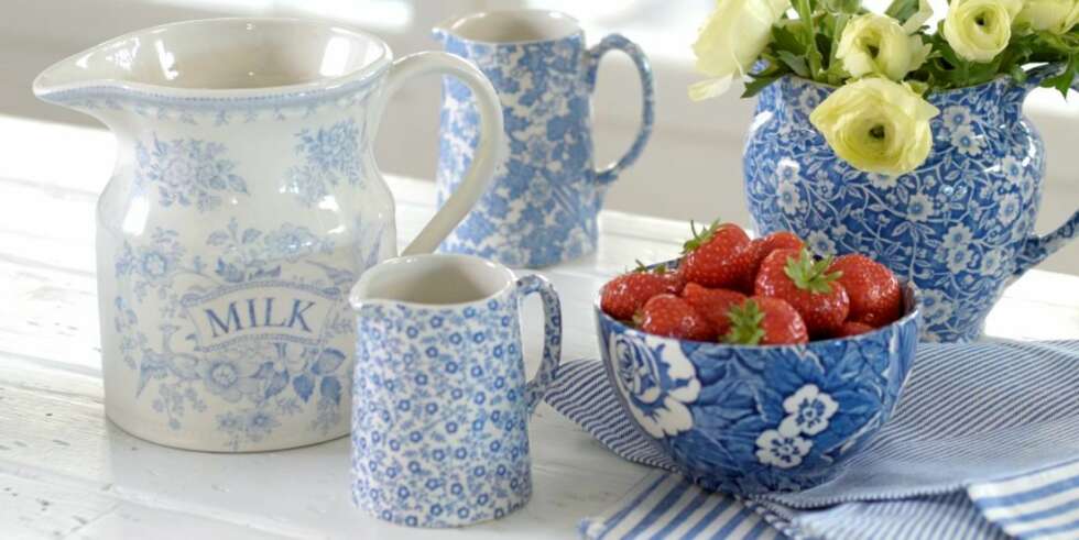 SKJØNNHET I EN BLÅ MUGGE: En miks av stil og mønster er spennende. «Milk» kr 490, mellomstor mugge, kr 290, begge Chicas og venner. Stor mugge med blomster kr 179 og skål Burleigh, fra Annen Etage. SKJØNNHET I EN BLÅ MUGGE: En miks av stil og mønster er spennende. «Milk» kr 490, mellomstor mugge, kr 290, begge Chicas og venner. Stor mugge med blomster kr 179 og skål Burleigh, fra Annen Etage.