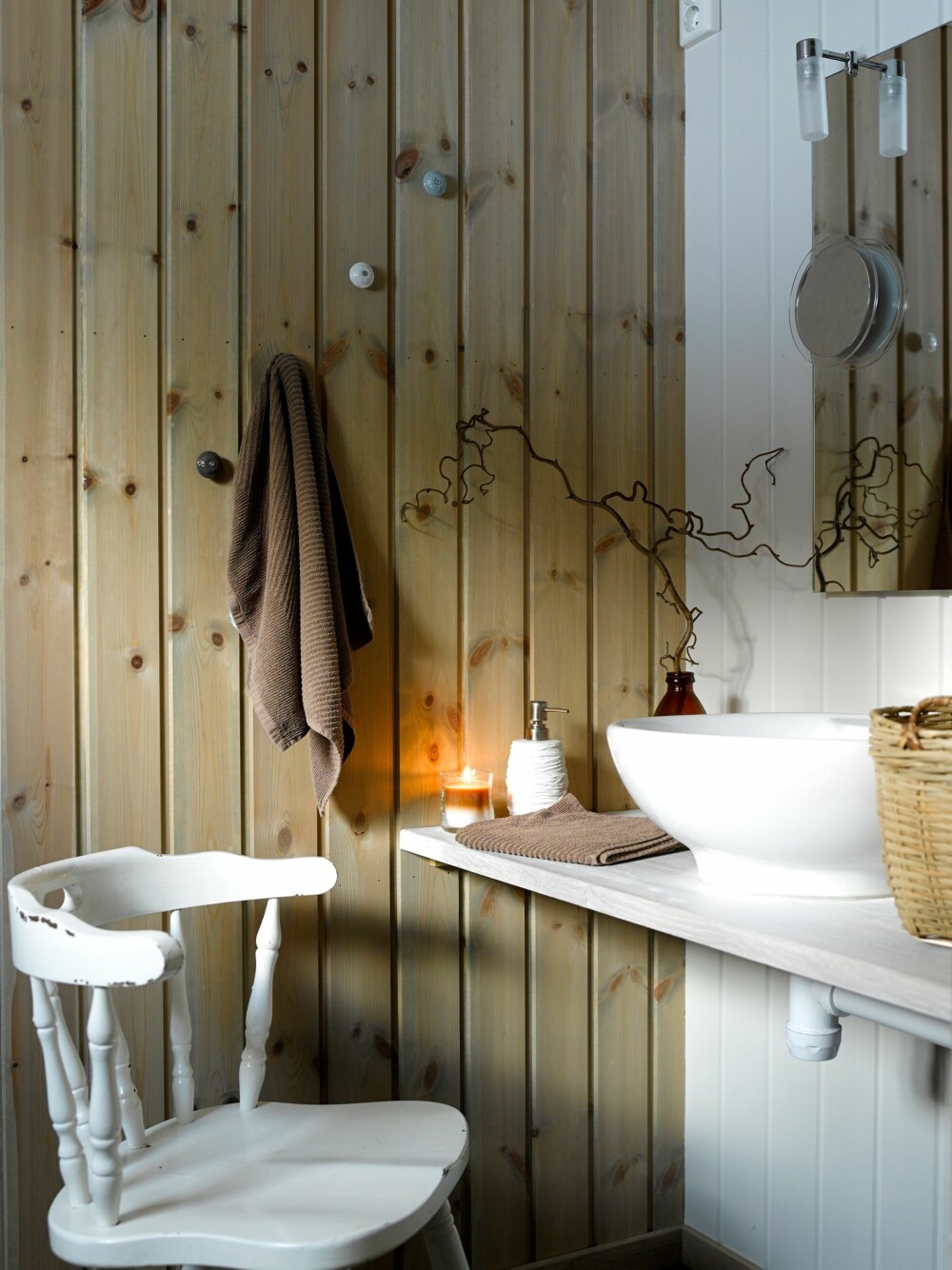 BAD: Badet skal få mer oppbevaring og muligens males i en lunere farge. Den hvite stolen forbarmet Grethe seg over da hun fant den ved en container. BAD: Badet skal få mer oppbevaring og muligens males i en lunere farge. Den hvite stolen forbarmet Grethe seg over da hun fant den ved en container.