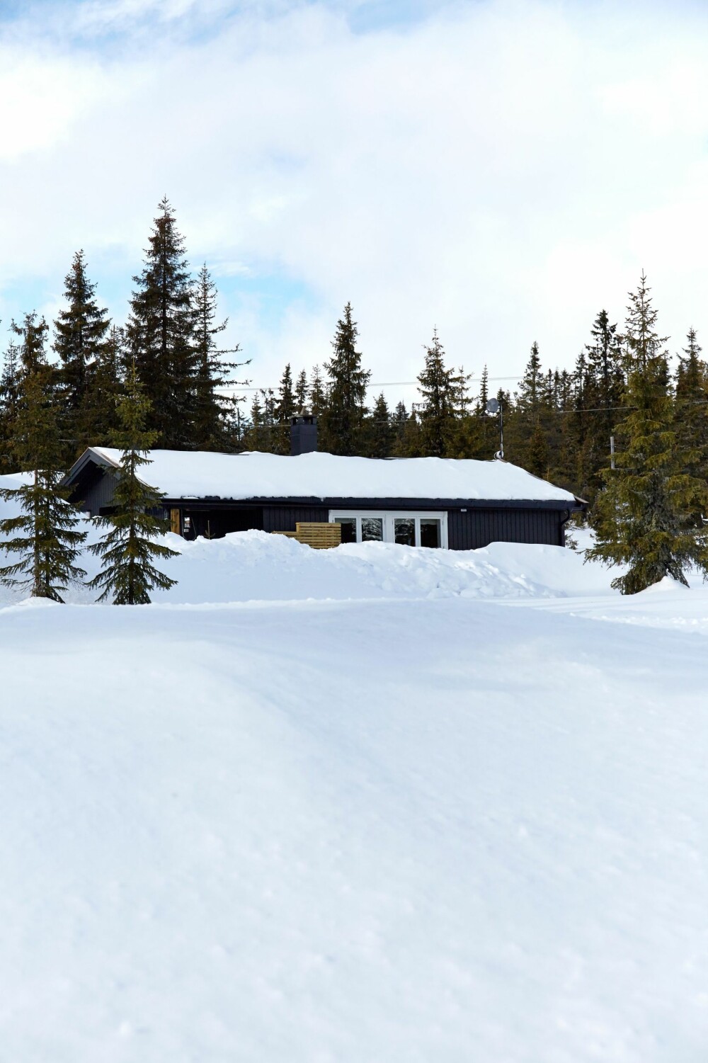 SNØRIKT: Hytta ligger i et snørikt område i ett av Sjusjøens eldste hyttefelt. SNØRIKT: Hytta ligger i et snørikt område i ett av Sjusjøens eldste hyttefelt.