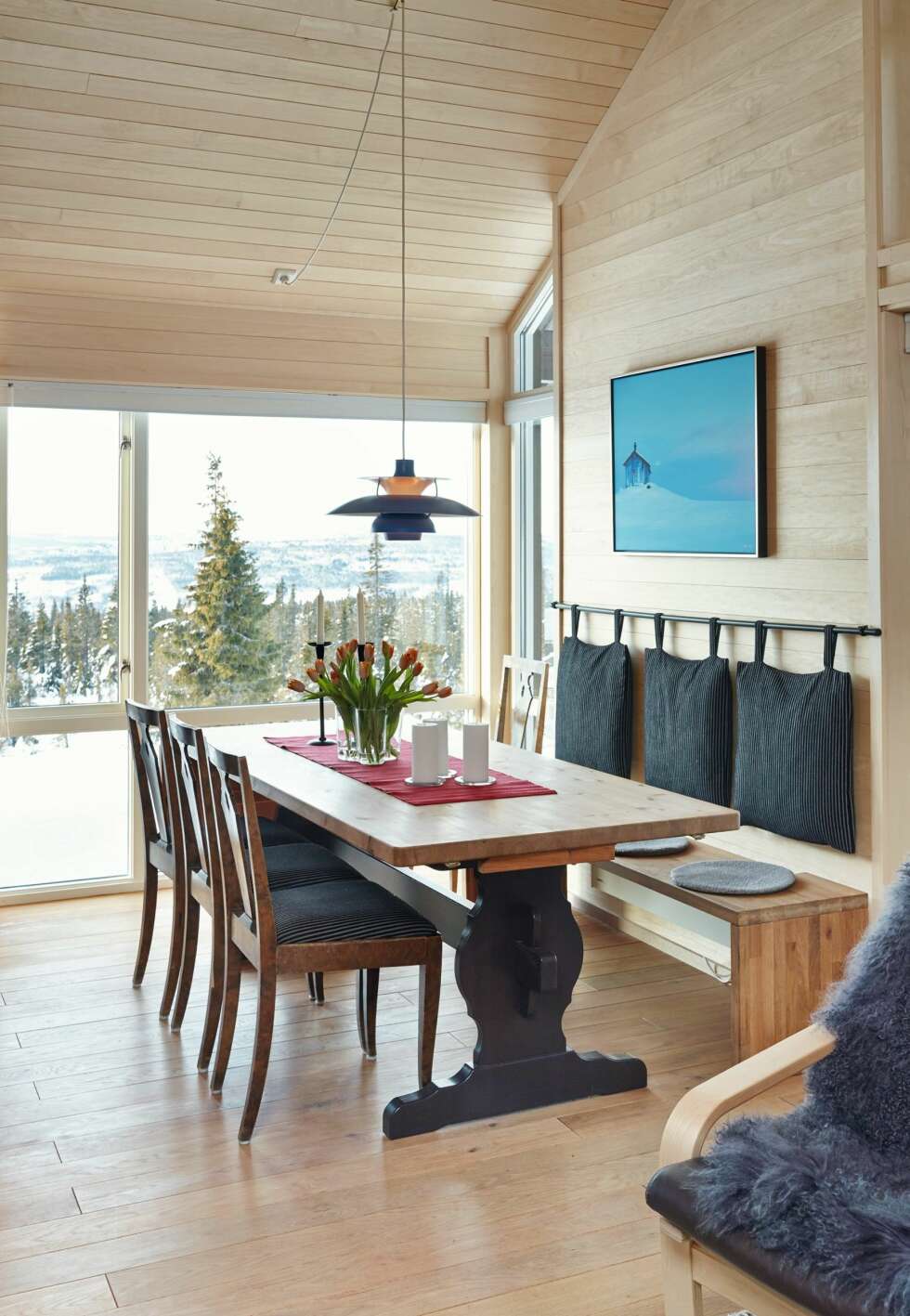 Favorittplassen: De fleste måltidene foregår ved spisebordet som ligger i forlengelsen av kjøkkenet. Favorittplassen: De fleste måltidene foregår ved spisebordet som ligger i forlengelsen av kjøkkenet.