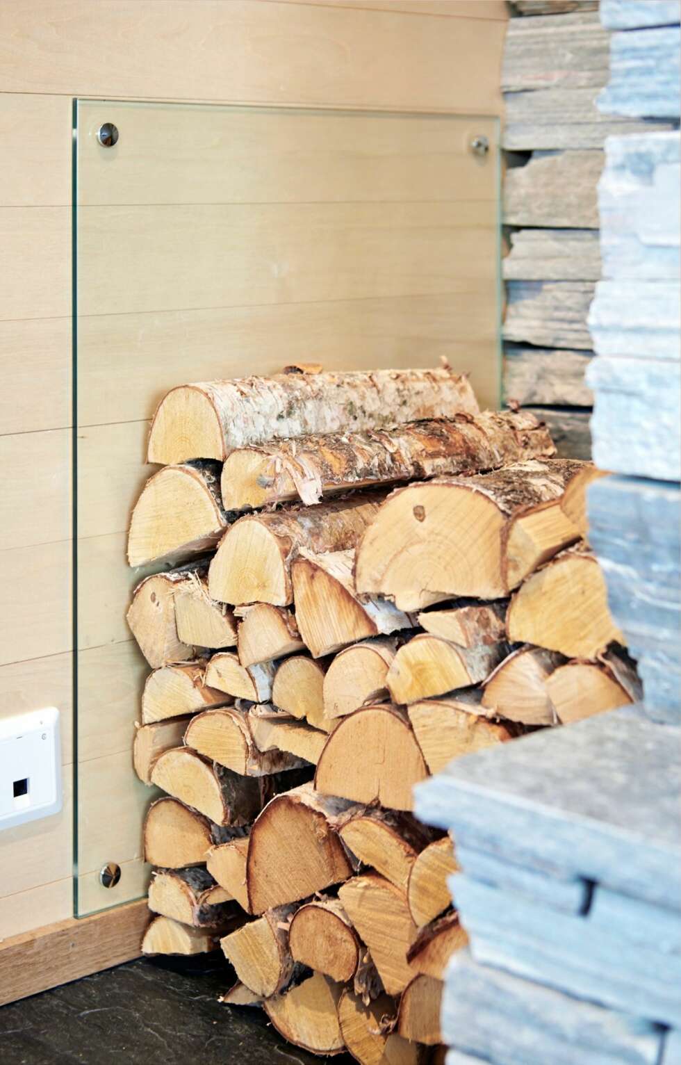 Tips: Ved er i seg selv vakkert. For å beskytte stueveggen har Asbjørn satt opp en glassplate. Tips: Ved er i seg selv vakkert. For å beskytte stueveggen har Asbjørn satt opp en glassplate.