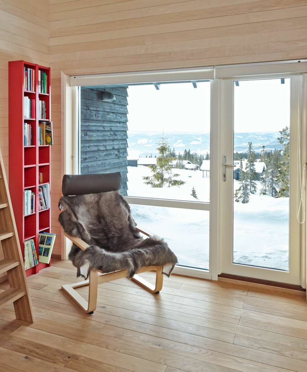 Bibliotek: I mellomgangen er det en liten oppholdsplass som en utvidelse av entreen og med god utsikt. Her er det plass til et lite bibliotek og en lenestol. Bibliotek: I mellomgangen er det en liten oppholdsplass som en utvidelse av entreen og med god utsikt. Her er det plass til et lite bibliotek og en lenestol.
