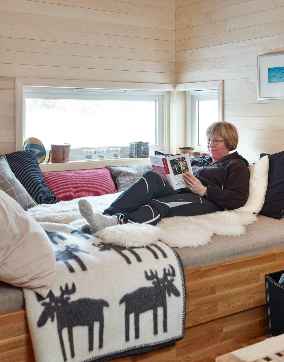 Koseplassen: Hytteeier Trine Sjøblom er glad i å lese bøker. Dagsengen kan også benyttes som soveplass dersom hele storfamilien skulle komme på besøk. Koseplassen: Hytteeier Trine Sjøblom er glad i å lese bøker. Dagsengen kan også benyttes som soveplass dersom hele storfamilien skulle komme på besøk.