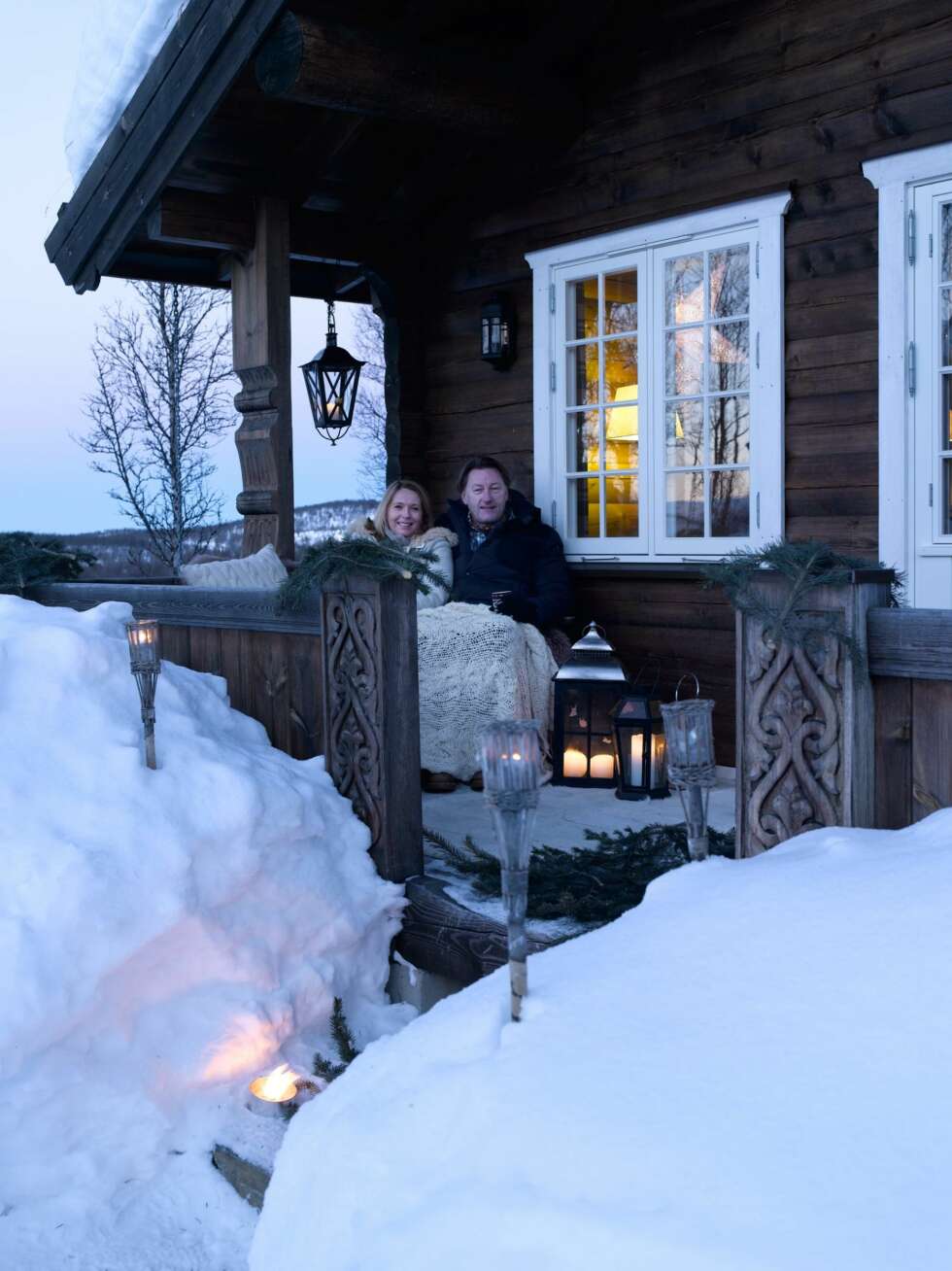 STEMNINGSFULLT UTEROM: I stuen er lysene tent, og adventsstjernen lyser opp i julekvelden. Helge og Monica koser seg med en kopp varm gløgg på terrassen. STEMNINGSFULLT UTEROM: I stuen er lysene tent, og adventsstjernen lyser opp i julekvelden. Helge og Monica koser seg med en kopp varm gløgg på terrassen.