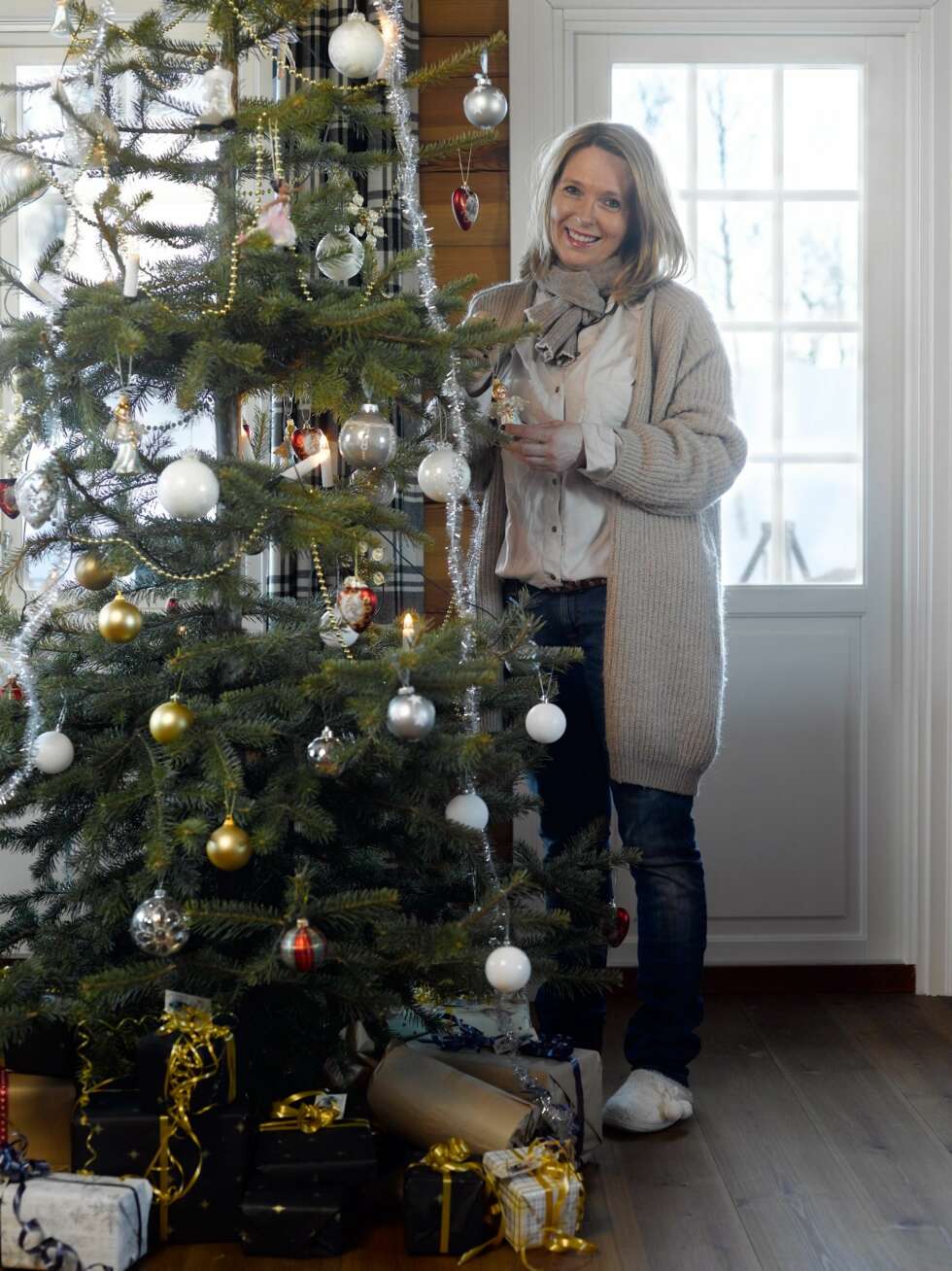 PYNTET TRE: Det er blitt en tradisjon å kjøpe juletreet fra en lokal bonde. Det er viktig for Helge med et høyt tre, og det skal helst være så høyt at stjernen berører taket. PYNTET TRE: Det er blitt en tradisjon å kjøpe juletreet fra en lokal bonde. Det er viktig for Helge med et høyt tre, og det skal helst være så høyt at stjernen berører taket.