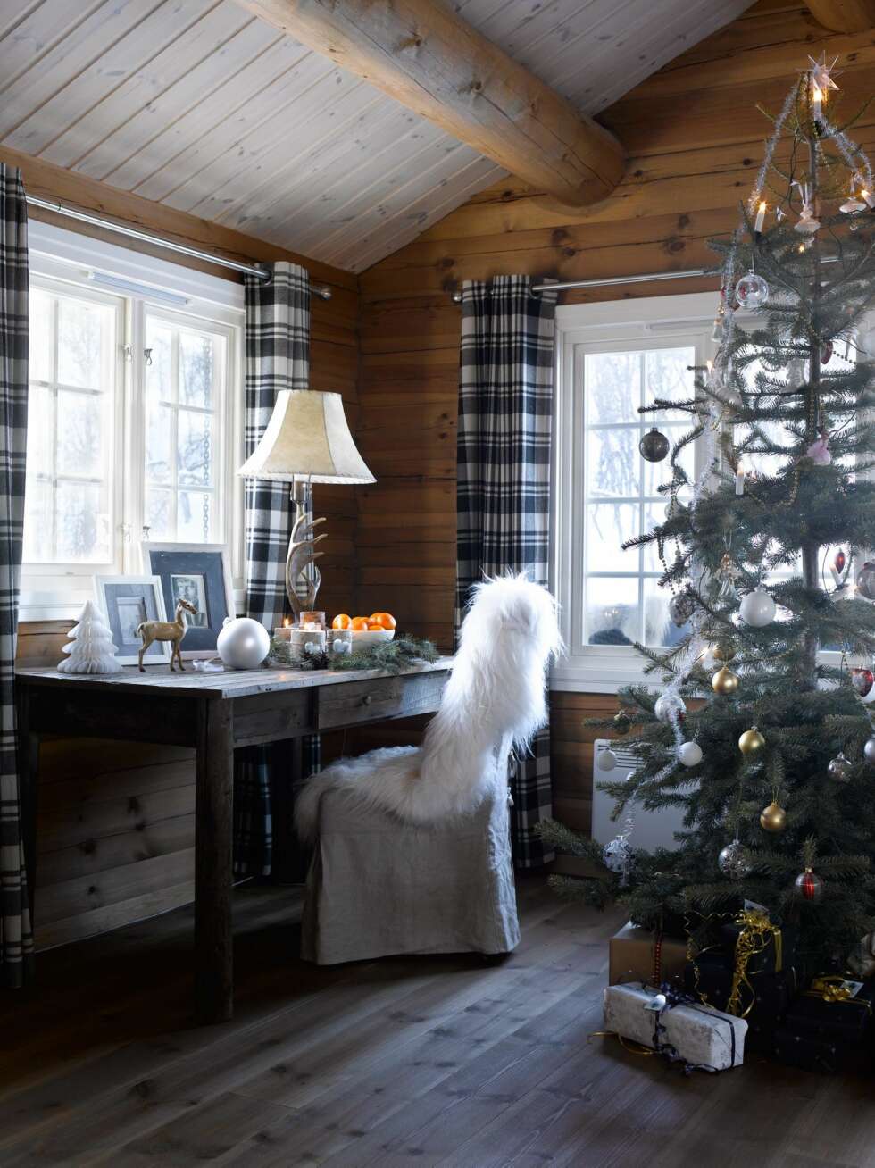 NOSTALGISK KROK: I stuehjørnet er det satt et gammeldags skrivebord i gamle materialer. Noen ganger bytter de ut den hvite stolen med en rød designstol for å skape kontrast. NOSTALGISK KROK: I stuehjørnet er det satt et gammeldags skrivebord i gamle materialer. Noen ganger bytter de ut den hvite stolen med en rød designstol for å skape kontrast.