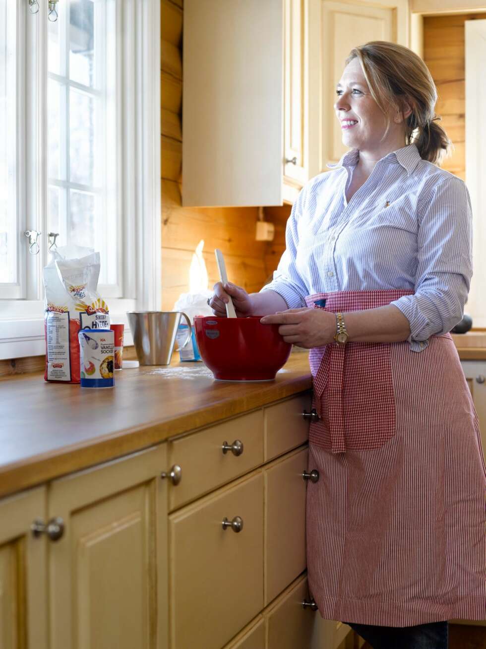 BAKEGLAD: Fra kjøkkenet er det en flott utsikt over fjellheimen. Monica pleier å bake kransekake, pepperkaker og krumkaker til jul. BAKEGLAD: Fra kjøkkenet er det en flott utsikt over fjellheimen. Monica pleier å bake kransekake, pepperkaker og krumkaker til jul.